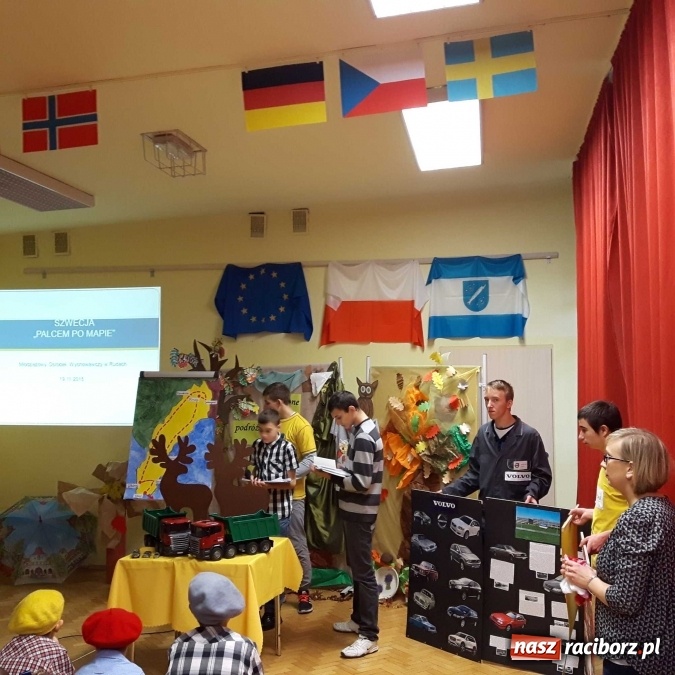 Zdjęcie w galerii na portalu naszraciborz.pl: Wychowankowie Młodzieżowego Ośrodka Wychowawczego w Rudach z wizytą w Rybniku wiadomości z regionu