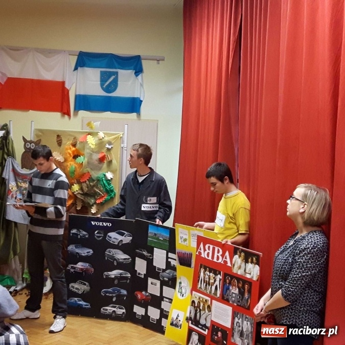 Zdjęcie w galerii na portalu naszraciborz.pl: Wychowankowie Młodzieżowego Ośrodka Wychowawczego w Rudach z wizytą w Rybniku wiadomości z regionu