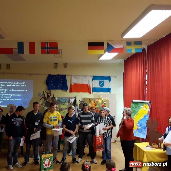 Zdjęcie w galerii na portalu naszraciborz.pl: Wychowankowie Młodzieżowego Ośrodka Wychowawczego w Rudach z wizytą w Rybniku wiadomości z regionu