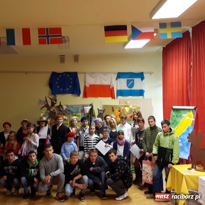 Zdjęcie w galerii na portalu naszraciborz.pl: Wychowankowie Młodzieżowego Ośrodka Wychowawczego w Rudach z wizytą w Rybniku wiadomości z regionu