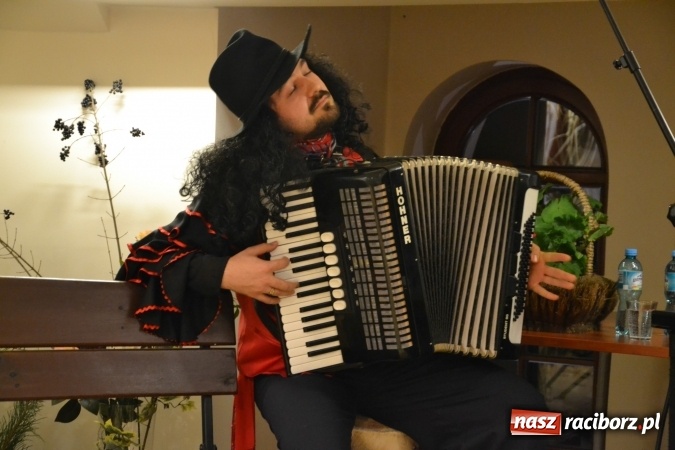 Zdjęcie w galerii na portalu naszraciborz.pl: Na fali humoru i satyry – żartobliwe widowisko na zamku  wiadomości z regionu