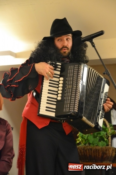 Zdjęcie w galerii na portalu naszraciborz.pl: Na fali humoru i satyry – żartobliwe widowisko na zamku  wiadomości z regionu