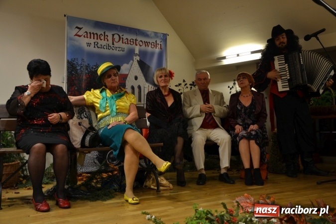 Zdjęcie w galerii na portalu naszraciborz.pl: Na fali humoru i satyry – żartobliwe widowisko na zamku  wiadomości z regionu