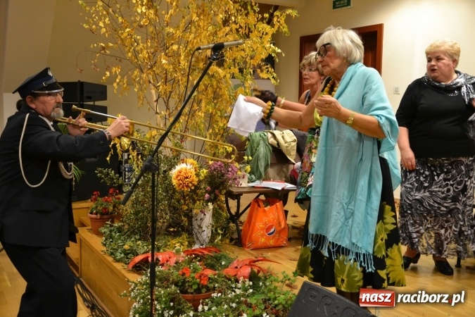 Zdjęcie w galerii na portalu naszraciborz.pl: Na fali humoru i satyry – żartobliwe widowisko na zamku  wiadomości z regionu