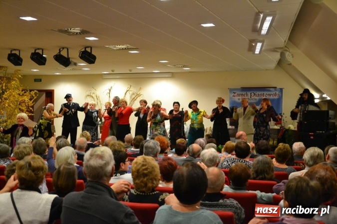 Zdjęcie w galerii na portalu naszraciborz.pl: Na fali humoru i satyry – żartobliwe widowisko na zamku  wiadomości z regionu