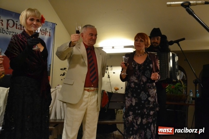 Zdjęcie w galerii na portalu naszraciborz.pl: Na fali humoru i satyry – żartobliwe widowisko na zamku  wiadomości z regionu