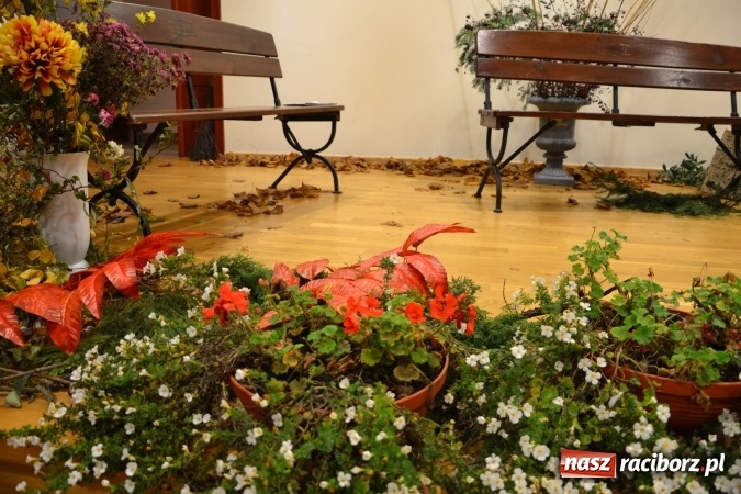 Zdjęcie w galerii na portalu naszraciborz.pl: Na fali humoru i satyry – żartobliwe widowisko na zamku  wiadomości z regionu