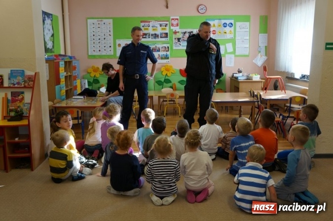 Zdjęcie w galerii na portalu naszraciborz.pl: Policjanci z czworonożnym funkcjonariuszem w przedszkolu w Grzegorzowicach i Szkole Podstawowej nr 15 w Raciborzu  wiadomości z regionu