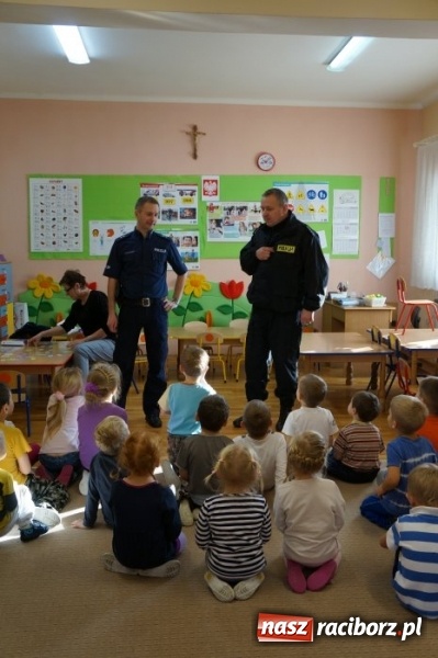 Zdjęcie w galerii na portalu naszraciborz.pl: Policjanci z czworonożnym funkcjonariuszem w przedszkolu w Grzegorzowicach i Szkole Podstawowej nr 15 w Raciborzu  wiadomości z regionu