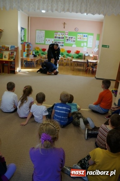 Zdjęcie w galerii na portalu naszraciborz.pl: Policjanci z czworonożnym funkcjonariuszem w przedszkolu w Grzegorzowicach i Szkole Podstawowej nr 15 w Raciborzu  wiadomości z regionu