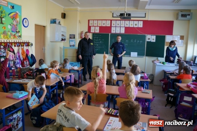 Zdjęcie w galerii na portalu naszraciborz.pl: Policjanci z czworonożnym funkcjonariuszem w przedszkolu w Grzegorzowicach i Szkole Podstawowej nr 15 w Raciborzu  wiadomości z regionu