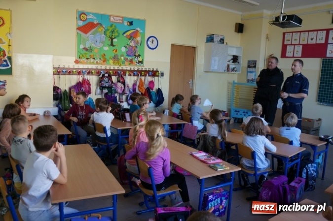 Zdjęcie w galerii na portalu naszraciborz.pl: Policjanci z czworonożnym funkcjonariuszem w przedszkolu w Grzegorzowicach i Szkole Podstawowej nr 15 w Raciborzu  wiadomości z regionu