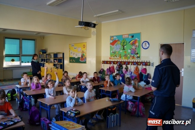 Zdjęcie w galerii na portalu naszraciborz.pl: Policjanci z czworonożnym funkcjonariuszem w przedszkolu w Grzegorzowicach i Szkole Podstawowej nr 15 w Raciborzu  wiadomości z regionu