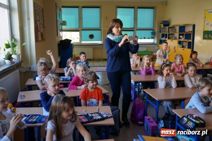 Zdjęcie w galerii na portalu naszraciborz.pl: Policjanci z czworonożnym funkcjonariuszem w przedszkolu w Grzegorzowicach i Szkole Podstawowej nr 15 w Raciborzu  wiadomości z regionu