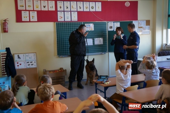 Zdjęcie w galerii na portalu naszraciborz.pl: Policjanci z czworonożnym funkcjonariuszem w przedszkolu w Grzegorzowicach i Szkole Podstawowej nr 15 w Raciborzu  wiadomości z regionu