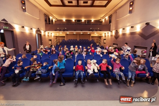 Zdjęcie w galerii na portalu naszraciborz.pl: Światowy Dzień Pluszowego Misia - przedstawienie w Strzesze wiadomości z regionu