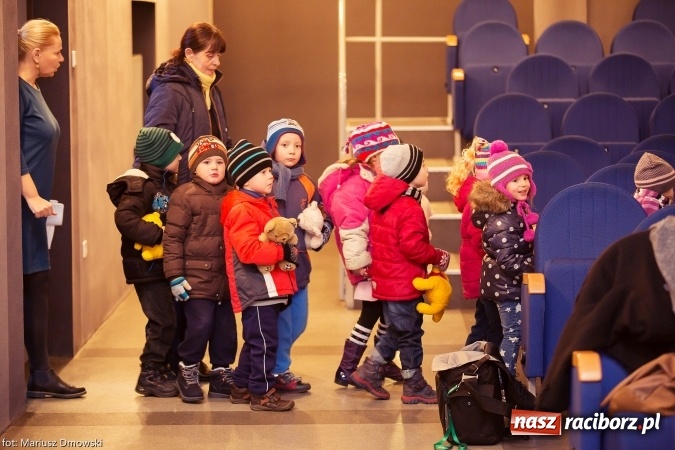 Zdjęcie w galerii na portalu naszraciborz.pl: Światowy Dzień Pluszowego Misia - przedstawienie w Strzesze wiadomości z regionu