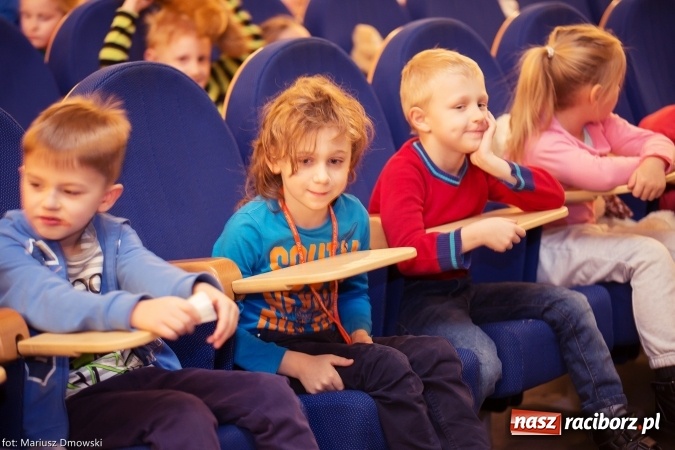 Zdjęcie w galerii na portalu naszraciborz.pl: Światowy Dzień Pluszowego Misia - przedstawienie w Strzesze wiadomości z regionu