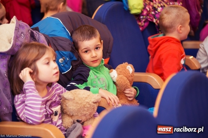 Zdjęcie w galerii na portalu naszraciborz.pl: Światowy Dzień Pluszowego Misia - przedstawienie w Strzesze wiadomości z regionu