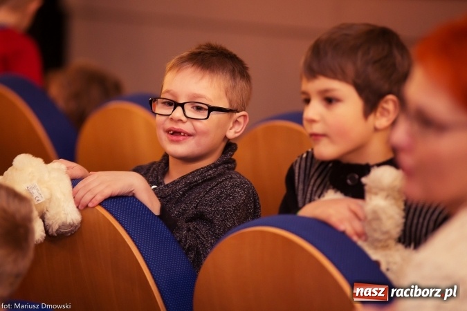 Zdjęcie w galerii na portalu naszraciborz.pl: Światowy Dzień Pluszowego Misia - przedstawienie w Strzesze wiadomości z regionu