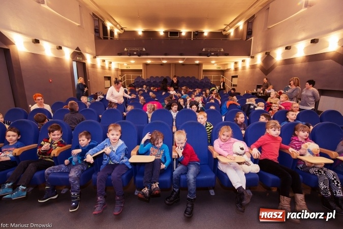 Zdjęcie w galerii na portalu naszraciborz.pl: Światowy Dzień Pluszowego Misia - przedstawienie w Strzesze wiadomości z regionu