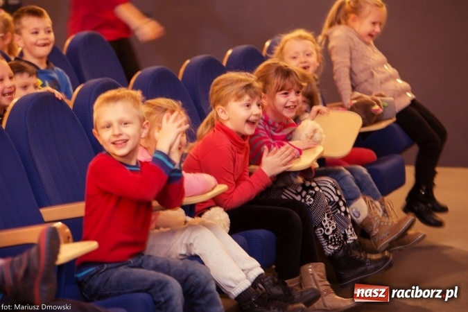 Zdjęcie w galerii na portalu naszraciborz.pl: Światowy Dzień Pluszowego Misia - przedstawienie w Strzesze wiadomości z regionu