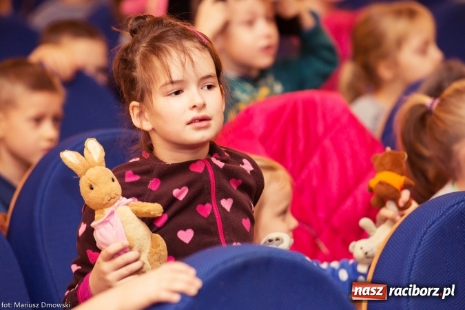 Zdjęcie w galerii na portalu naszraciborz.pl: Światowy Dzień Pluszowego Misia - przedstawienie w Strzesze wiadomości z regionu