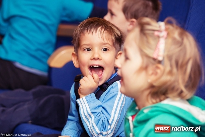 Zdjęcie w galerii na portalu naszraciborz.pl: Światowy Dzień Pluszowego Misia - przedstawienie w Strzesze wiadomości z regionu