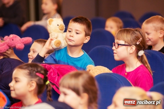 Zdjęcie w galerii na portalu naszraciborz.pl: Światowy Dzień Pluszowego Misia - przedstawienie w Strzesze wiadomości z regionu