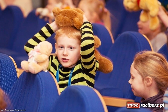 Zdjęcie w galerii na portalu naszraciborz.pl: Światowy Dzień Pluszowego Misia - przedstawienie w Strzesze wiadomości z regionu