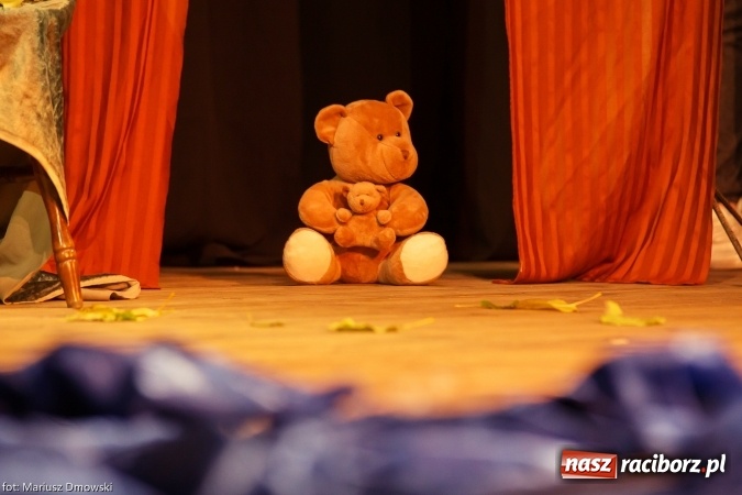 Zdjęcie w galerii na portalu naszraciborz.pl: Światowy Dzień Pluszowego Misia - przedstawienie w Strzesze wiadomości z regionu