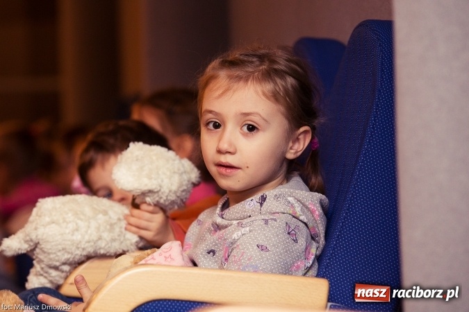 Zdjęcie w galerii na portalu naszraciborz.pl: Światowy Dzień Pluszowego Misia - przedstawienie w Strzesze wiadomości z regionu