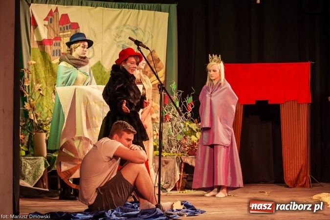 Zdjęcie w galerii na portalu naszraciborz.pl: Światowy Dzień Pluszowego Misia - przedstawienie w Strzesze wiadomości z regionu