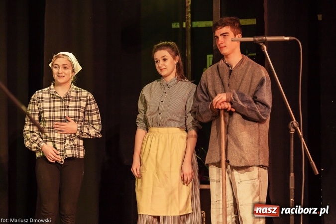 Zdjęcie w galerii na portalu naszraciborz.pl: Światowy Dzień Pluszowego Misia - przedstawienie w Strzesze wiadomości z regionu