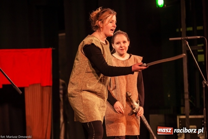 Zdjęcie w galerii na portalu naszraciborz.pl: Światowy Dzień Pluszowego Misia - przedstawienie w Strzesze wiadomości z regionu