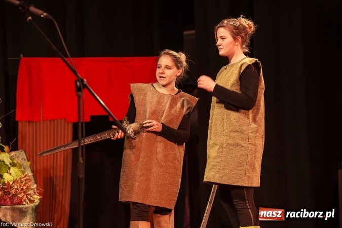 Zdjęcie w galerii na portalu naszraciborz.pl: Światowy Dzień Pluszowego Misia - przedstawienie w Strzesze wiadomości z regionu