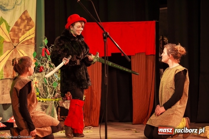 Zdjęcie w galerii na portalu naszraciborz.pl: Światowy Dzień Pluszowego Misia - przedstawienie w Strzesze wiadomości z regionu