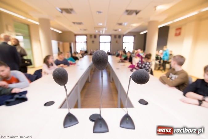 Zdjęcie w galerii na portalu naszraciborz.pl: Lekcja samorządowa dla uczniów jednej z raciborskich podstawówek w starostwie powiatowym wiadomości z regionu