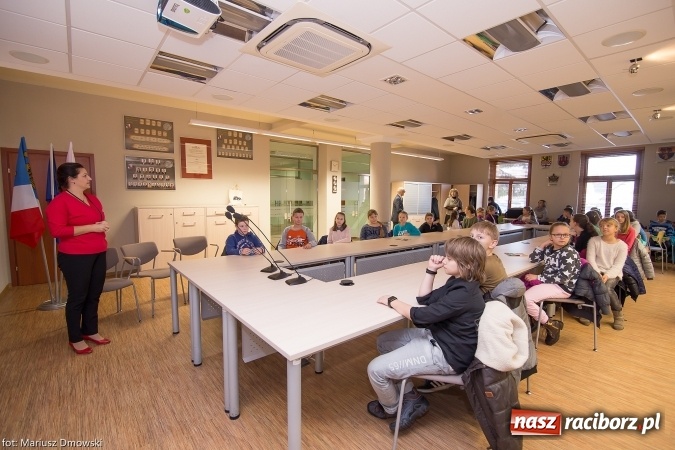 Zdjęcie w galerii na portalu naszraciborz.pl: Lekcja samorządowa dla uczniów jednej z raciborskich podstawówek w starostwie powiatowym wiadomości z regionu