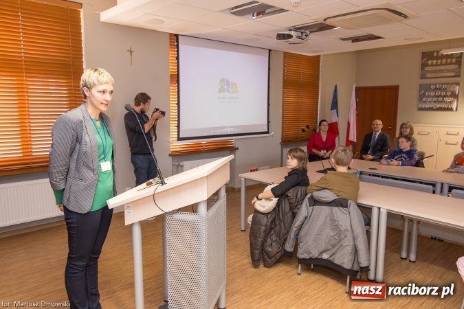 Zdjęcie w galerii na portalu naszraciborz.pl: Lekcja samorządowa dla uczniów jednej z raciborskich podstawówek w starostwie powiatowym wiadomości z regionu