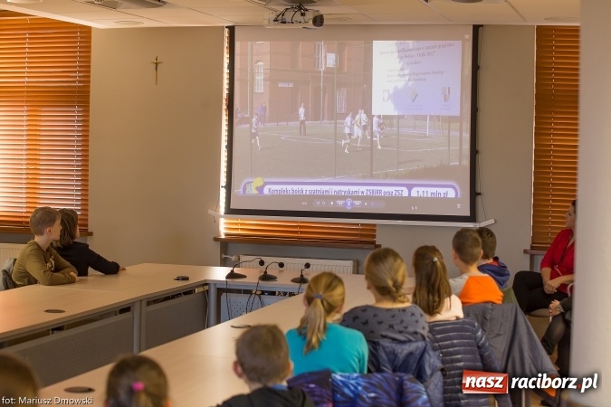 Zdjęcie w galerii na portalu naszraciborz.pl: Lekcja samorządowa dla uczniów jednej z raciborskich podstawówek w starostwie powiatowym wiadomości z regionu