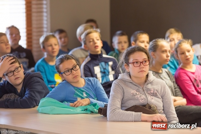 Zdjęcie w galerii na portalu naszraciborz.pl: Lekcja samorządowa dla uczniów jednej z raciborskich podstawówek w starostwie powiatowym wiadomości z regionu