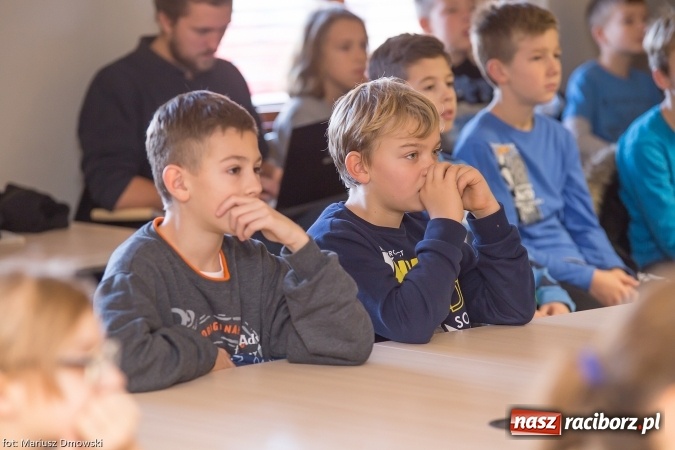 Zdjęcie w galerii na portalu naszraciborz.pl: Lekcja samorządowa dla uczniów jednej z raciborskich podstawówek w starostwie powiatowym wiadomości z regionu