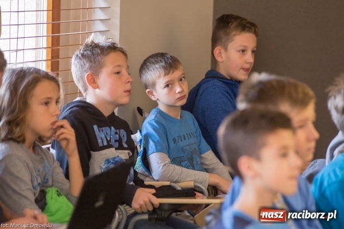 Zdjęcie w galerii na portalu naszraciborz.pl: Lekcja samorządowa dla uczniów jednej z raciborskich podstawówek w starostwie powiatowym wiadomości z regionu