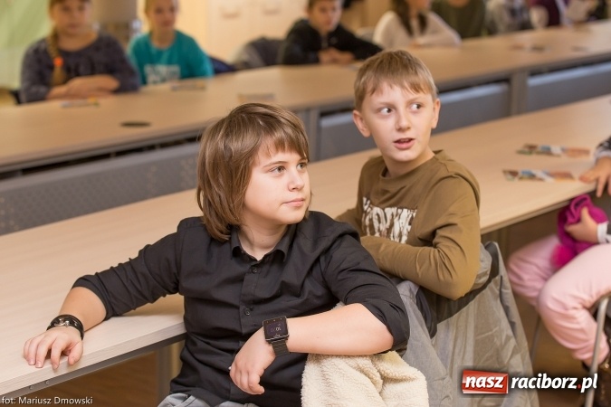 Zdjęcie w galerii na portalu naszraciborz.pl: Lekcja samorządowa dla uczniów jednej z raciborskich podstawówek w starostwie powiatowym wiadomości z regionu