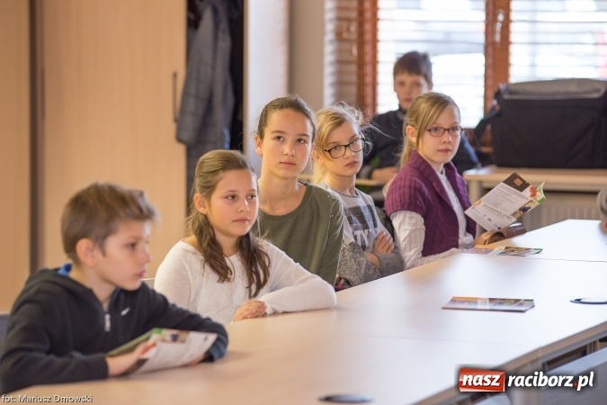 Zdjęcie w galerii na portalu naszraciborz.pl: Lekcja samorządowa dla uczniów jednej z raciborskich podstawówek w starostwie powiatowym wiadomości z regionu