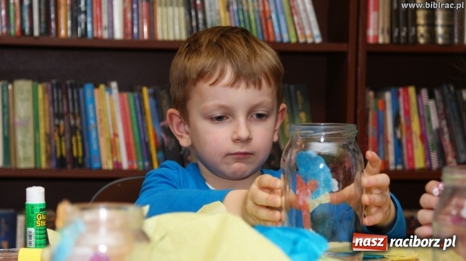 Zdjęcie w galerii na portalu naszraciborz.pl: Kartki świąteczne, słoiki i robótki ręczne, czyli listopadowe warsztaty w bibliotece wiadomości z regionu