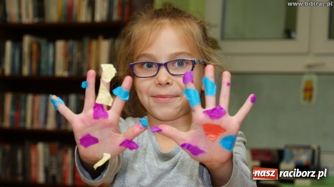 Zdjęcie w galerii na portalu naszraciborz.pl: Kartki świąteczne, słoiki i robótki ręczne, czyli listopadowe warsztaty w bibliotece wiadomości z regionu