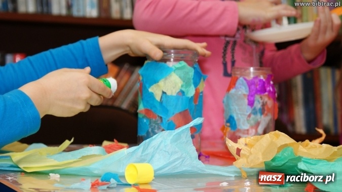 Zdjęcie w galerii na portalu naszraciborz.pl: Kartki świąteczne, słoiki i robótki ręczne, czyli listopadowe warsztaty w bibliotece wiadomości z regionu