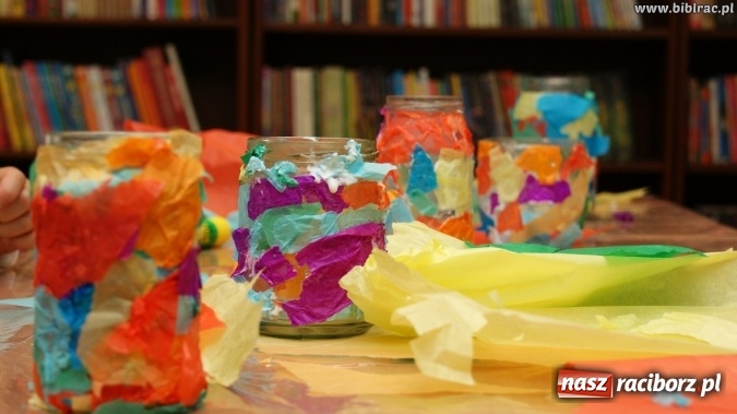 Zdjęcie w galerii na portalu naszraciborz.pl: Kartki świąteczne, słoiki i robótki ręczne, czyli listopadowe warsztaty w bibliotece wiadomości z regionu